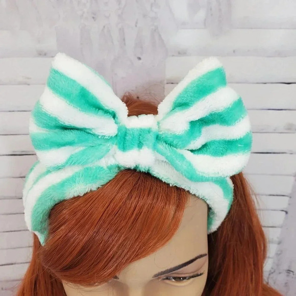Green and White Stripe Super Plush Elastic Bow Spa Headband. - Picture 3 of 5